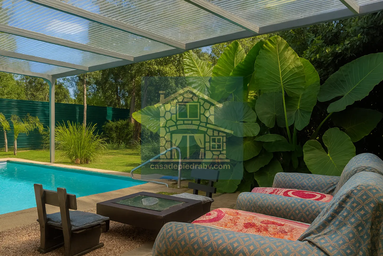 Sillones junto a la Piscina